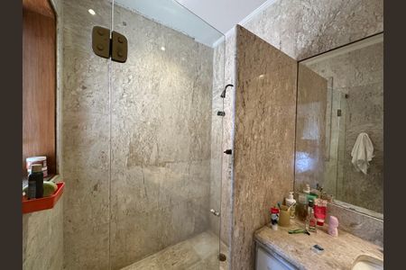 Casa para alugar com 540m², 4 quartos e 6 vagas Casa para alugar com 540m², 4 quartos e 6 vagasBanheiro da Suíte 1