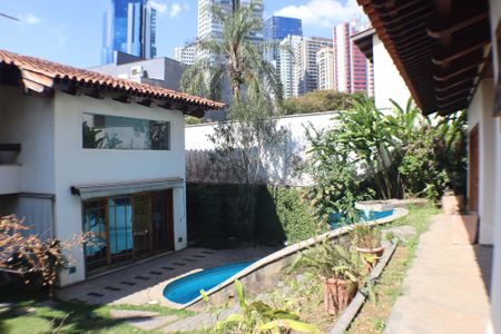 Casa para alugar com 540m², 4 quartos e 6 vagas Casa para alugar com 540m², 4 quartos e 6 vagasQuintal