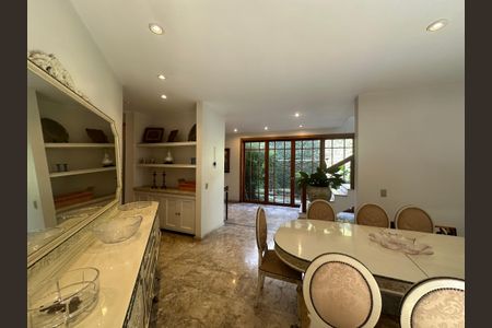 Casa para alugar com 540m², 4 quartos e 6 vagas Casa para alugar com 540m², 4 quartos e 6 vagasSala