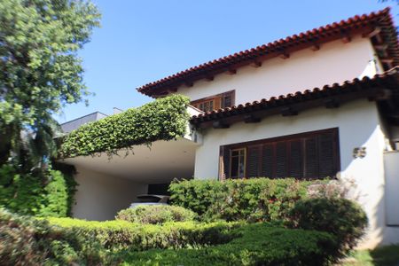 Casa para alugar com 540m², 4 quartos e 6 vagas Casa para alugar com 540m², 4 quartos e 6 vagasFachada