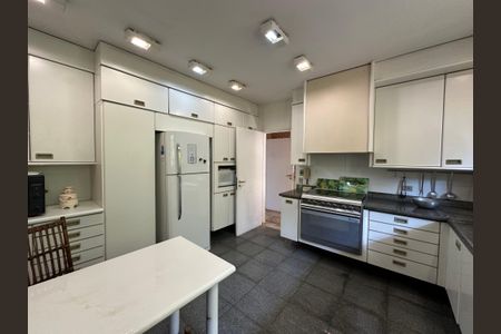 Casa para alugar com 540m², 4 quartos e 6 vagas Casa para alugar com 540m², 4 quartos e 6 vagasCozinha