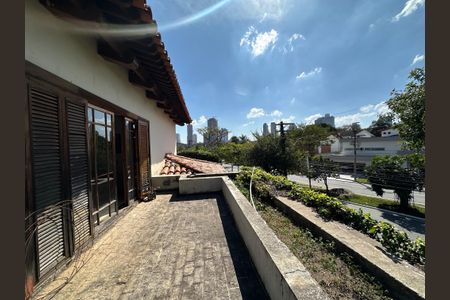 Casa para alugar com 540m², 4 quartos e 6 vagas Casa para alugar com 540m², 4 quartos e 6 vagasÁrea Externa