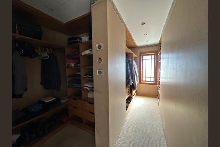 Casa para alugar com 540m², 4 quartos e 6 vagas Casa para alugar com 540m², 4 quartos e 6 vagasCloset da suíte 2