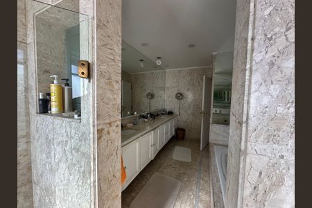 Casa para alugar com 540m², 4 quartos e 6 vagas Casa para alugar com 540m², 4 quartos e 6 vagasBanheiro da Suíte 2