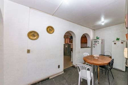 Casa à venda com 240m², 5 quartos e 4 vagas Casa à venda com 240m², 5 quartos e 4 vagasCopa