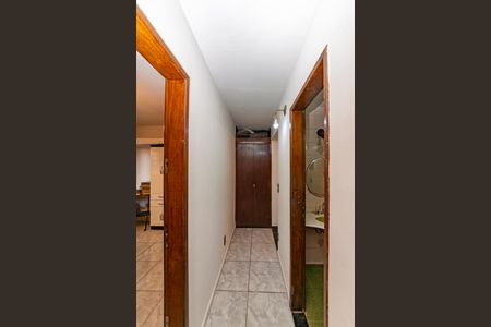 Casa à venda com 240m², 5 quartos e 4 vagas Casa à venda com 240m², 5 quartos e 4 vagasCorredor