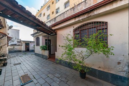 Casa à venda com 240m², 5 quartos e 4 vagas Casa à venda com 240m², 5 quartos e 4 vagasQuintal