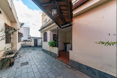 Casa à venda com 240m², 5 quartos e 4 vagas Casa à venda com 240m², 5 quartos e 4 vagasQuintal