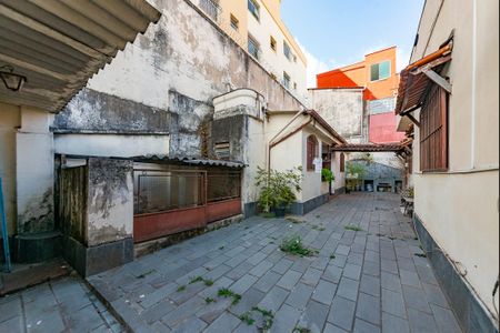 Casa à venda com 240m², 5 quartos e 4 vagas Casa à venda com 240m², 5 quartos e 4 vagasQuintal