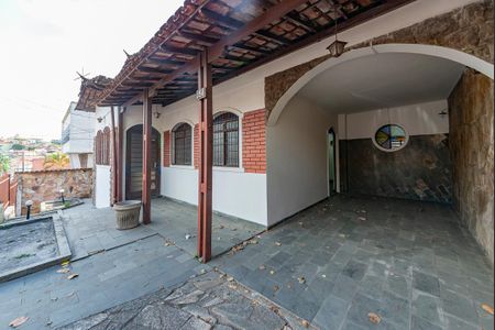 Casa à venda com 240m², 5 quartos e 4 vagas Casa à venda com 240m², 5 quartos e 4 vagasGaragem