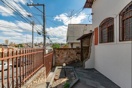 Casa à venda com 240m², 5 quartos e 4 vagas Casa à venda com 240m², 5 quartos e 4 vagasEntrada