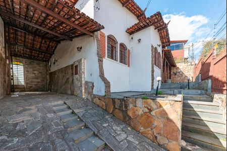 Casa à venda com 240m², 5 quartos e 4 vagas Casa à venda com 240m², 5 quartos e 4 vagasGaragem