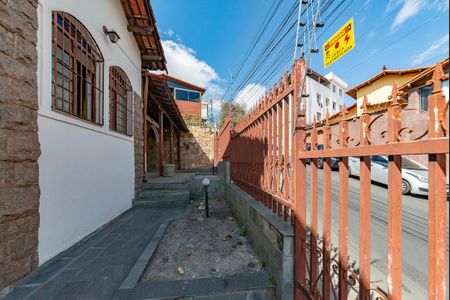 Casa à venda com 240m², 5 quartos e 4 vagas Casa à venda com 240m², 5 quartos e 4 vagasEntrada