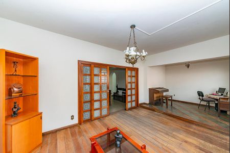 Casa à venda com 240m², 5 quartos e 4 vagas Casa à venda com 240m², 5 quartos e 4 vagasSala 1