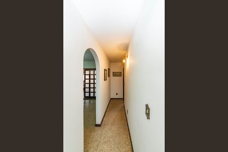 Casa à venda com 240m², 5 quartos e 4 vagas Casa à venda com 240m², 5 quartos e 4 vagasCorredor