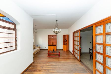 Casa à venda com 240m², 5 quartos e 4 vagas Casa à venda com 240m², 5 quartos e 4 vagasSala 1