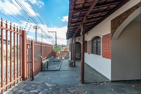 Casa à venda com 240m², 5 quartos e 4 vagas Casa à venda com 240m², 5 quartos e 4 vagasEntrada