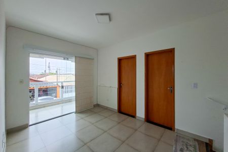 Sala de casa de condomínio para alugar com 2 quartos, 66m² em Maracanã, Praia Grande