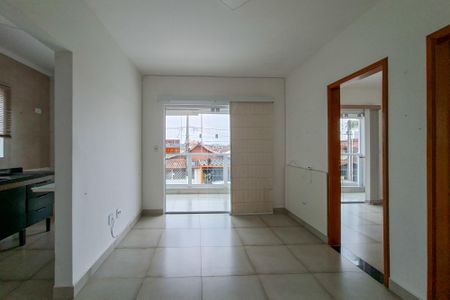 Sala de casa de condomínio para alugar com 2 quartos, 66m² em Maracanã, Praia Grande