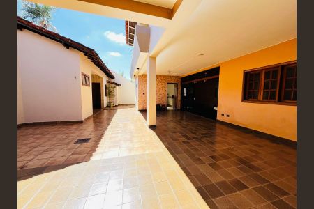 Casa para alugar com 583m², 3 quartos e 6 vagas Casa para alugar com 583m², 3 quartos e 6 vagasArea externa