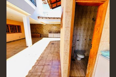 Casa para alugar com 583m², 3 quartos e 6 vagas Casa para alugar com 583m², 3 quartos e 6 vagasBanheiro externo