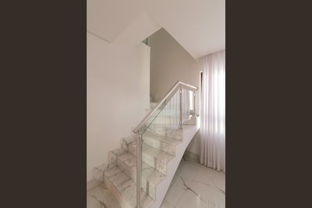 Apartamento à venda com 164m², 4 quartos e 4 vagas Apartamento à venda com 164m², 4 quartos e 4 vagasEscada