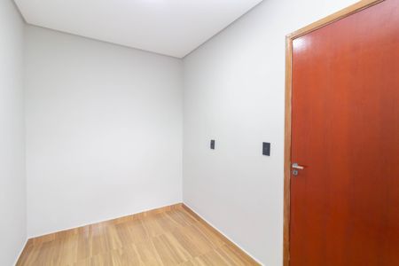 Quarto 1 de apartamento para alugar com 2 quartos, 40m² em Jardim Casa Pintada, São Paulo