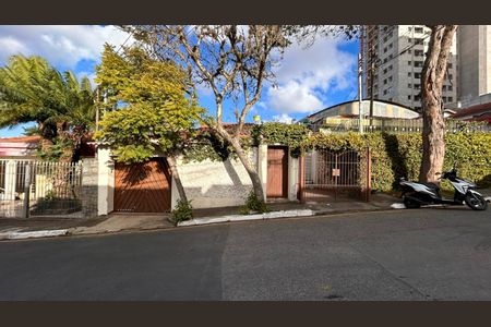 Casa à venda com 240m², 5 quartos e 3 vagas Casa à venda com 240m², 5 quartos e 3 vagasFachada