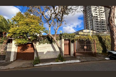 Casa à venda com 240m², 5 quartos e 3 vagas Casa à venda com 240m², 5 quartos e 3 vagasFachada