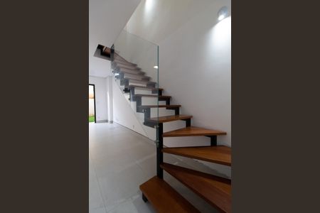 Casa de condomínio para alugar com 79m², 2 quartos e 2 vagas Casa de condomínio para alugar com 79m², 2 quartos e 2 vagasEscada