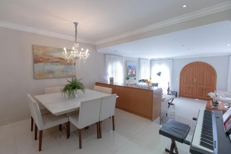 Casa à venda com 370m², 4 quartos e 2 vagas Casa à venda com 370m², 4 quartos e 2 vagasSala 2