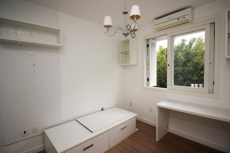 Casa de condomínio à venda com 215m², 3 quartos e 3 vagasSuíte