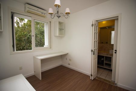 Casa de condomínio à venda com 215m², 3 quartos e 3 vagasSuíte