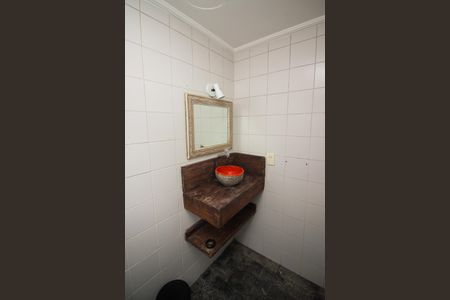 Casa de condomínio à venda com 215m², 3 quartos e 3 vagasBanheiro de Serviço