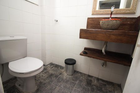 Casa de condomínio à venda com 215m², 3 quartos e 3 vagasBanheiro de Serviço