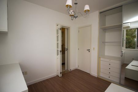 Casa de condomínio à venda com 215m², 3 quartos e 3 vagasSuíte