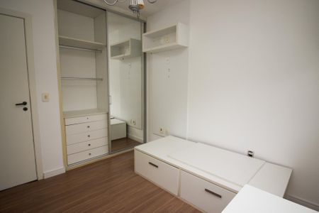 Casa de condomínio à venda com 215m², 3 quartos e 3 vagasSuíte