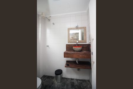 Casa de condomínio à venda com 215m², 3 quartos e 3 vagasBanheiro de Serviço