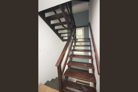 Casa de condomínio à venda com 215m², 3 quartos e 3 vagasEscada