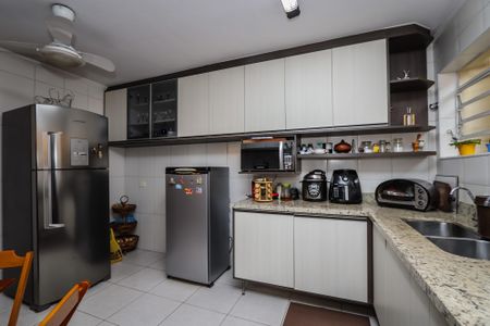 Casa à venda com 420m², 4 quartos e 6 vagas Casa à venda com 420m², 4 quartos e 6 vagasCozinha