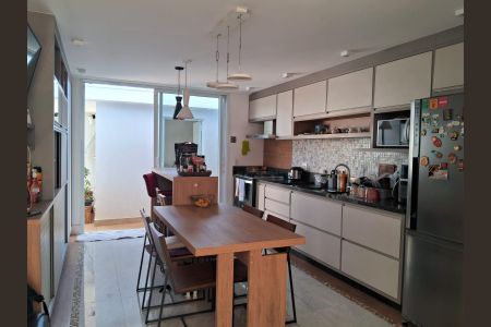 Casa à venda com 237m², 2 quartos e 4 vagas Casa à venda com 237m², 2 quartos e 4 vagasCozinha
