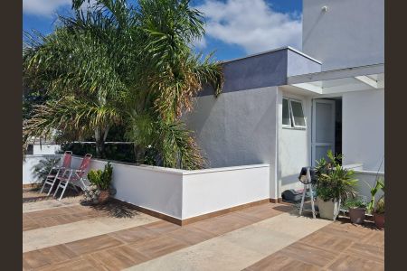 Casa à venda com 237m², 2 quartos e 4 vagas Casa à venda com 237m², 2 quartos e 4 vagasTerraço