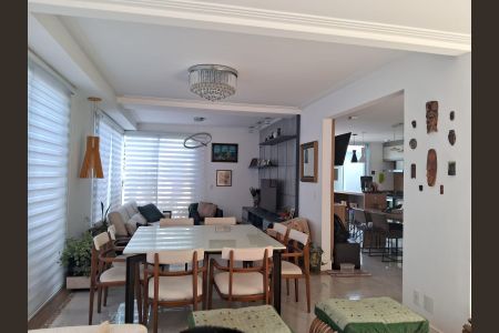Casa à venda com 237m², 2 quartos e 4 vagas Casa à venda com 237m², 2 quartos e 4 vagasSala