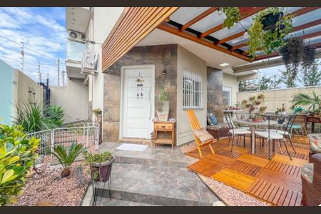 Casa à venda com 115m², 3 quartos e 2 vagas Casa à venda com 115m², 3 quartos e 2 vagasÁrea externa
