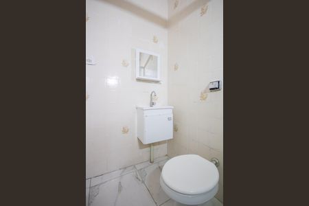 Banheiro de casa para alugar com 1 quarto, 55m² em Santo Antônio, Osasco