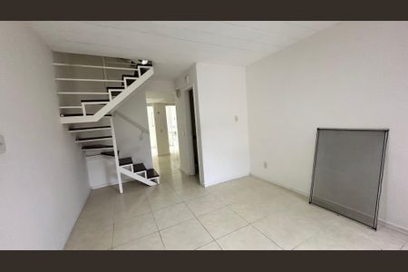 Sala de casa de condomínio para alugar com 3 quartos, 120m² em Vargem Pequena, Rio de Janeiro