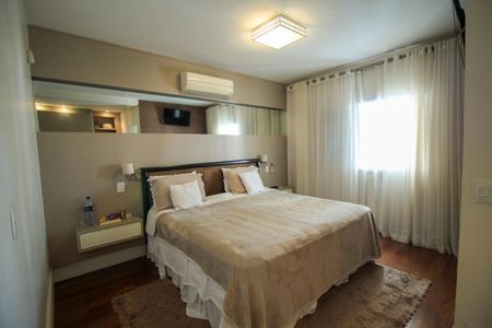 Casa à venda com 287m², 4 quartos e 4 vagas Casa à venda com 287m², 4 quartos e 4 vagasSuíte 1