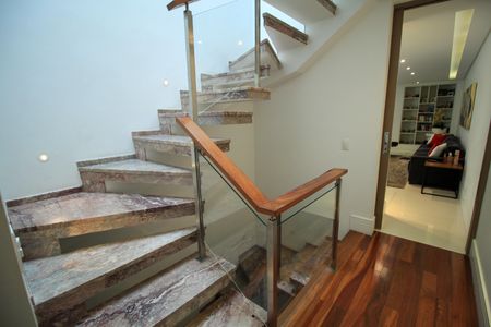 Casa à venda com 287m², 4 quartos e 4 vagas Casa à venda com 287m², 4 quartos e 4 vagasEscada