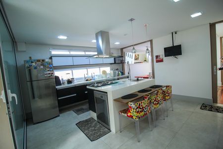 Casa à venda com 287m², 4 quartos e 4 vagas Casa à venda com 287m², 4 quartos e 4 vagasCozinha