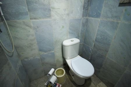 Casa à venda com 287m², 4 quartos e 4 vagas Casa à venda com 287m², 4 quartos e 4 vagasEdícula - Banheiro